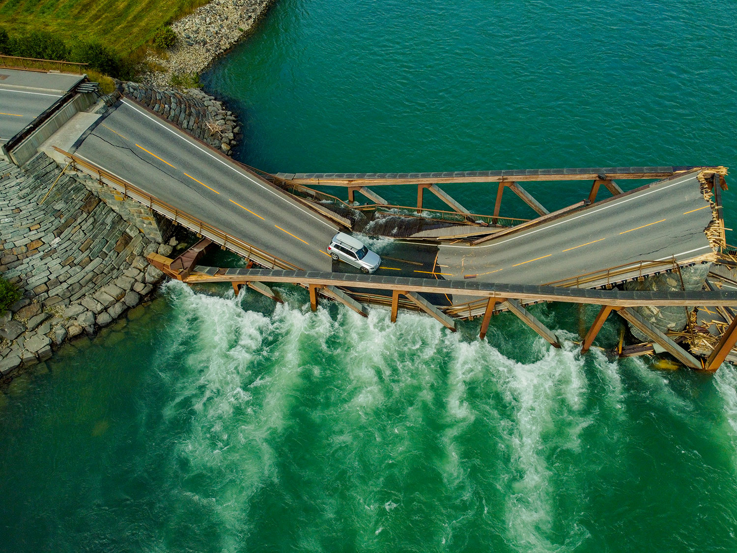 Tretten 20220815. Dronebilder av Tretten bru som går over Gudbrandsdalslågen i Gudbrandsdalen etter at den kollapset i elva og over E6 med en lastebil og en personbil på.