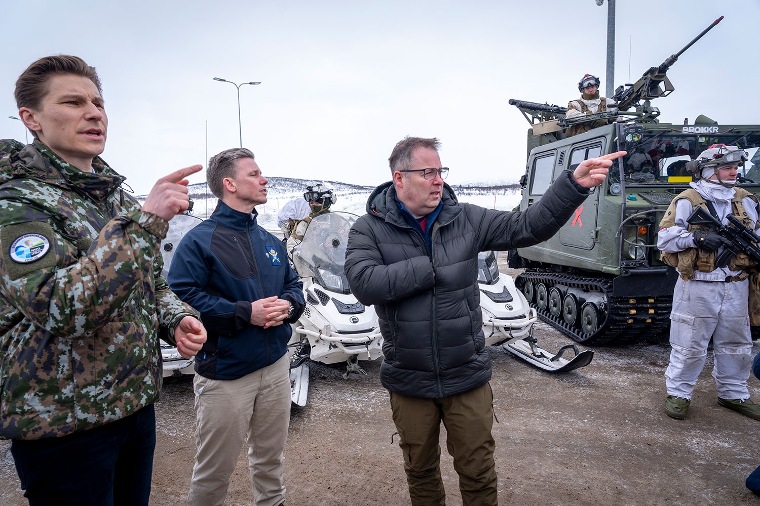 Norge, Sverige og Finland havner i samme Nato-kommando i Norfolk i USA. Det har lenge vært Norges mål. Her er forsvarsminister Bjørn Arild Gram (Sp) sammen med sin finske kollega Antti Häkkänen og svenske Pål Jonson på grensen mellom de tre landene.