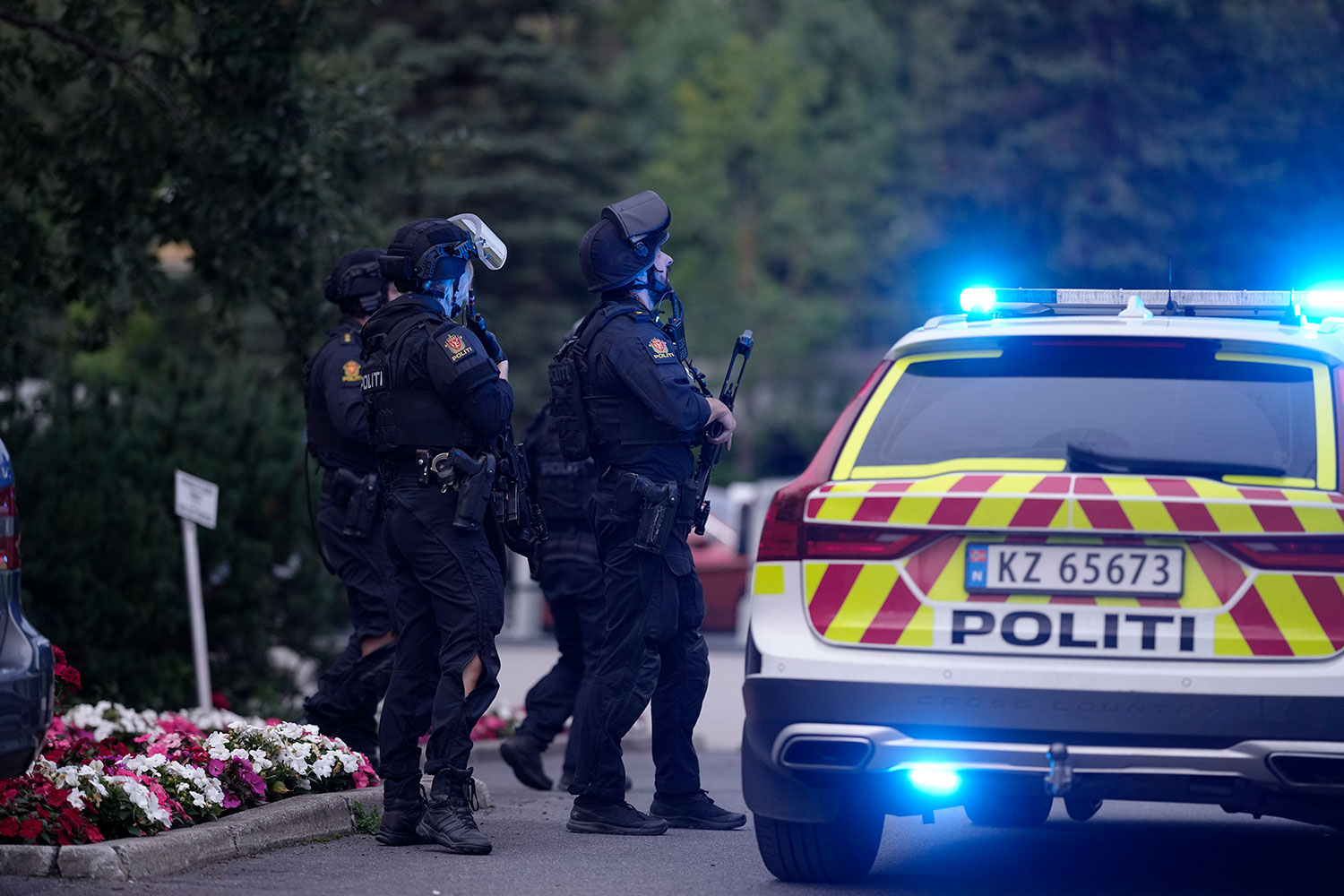 Bevæpnet politi rykket ut etter at det kom meldinger om skyting på Skøyenåsen T-banestasjon øst i Oslo søndag kveld.