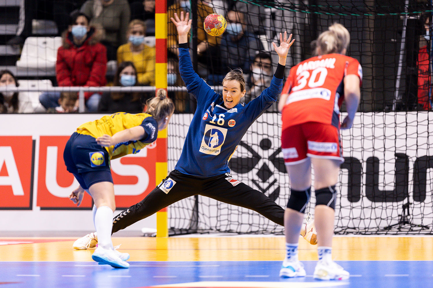 Sveriges Nathalie Hagman i duell mot Norges målvakt Katrine Lunde i VM-kampen lørdag.