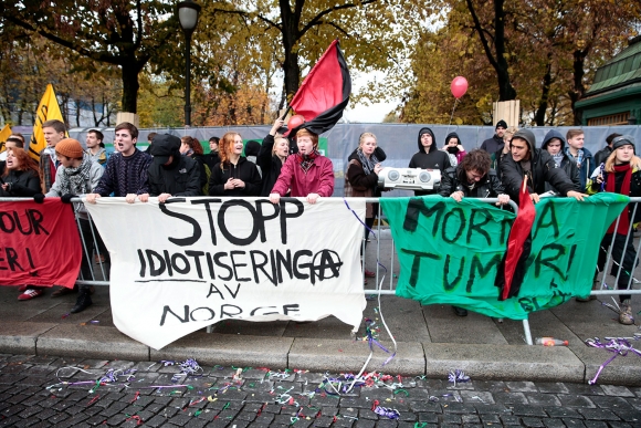 Demonstranter fra Blitz og SOS Rasisme holder motdemonstrasjon når organisasjonen "Stopp islamiseringen av Norge" (SIAN) demonstrerer på Eidsvolds plass foran Stortinget i Oslo i 2013.