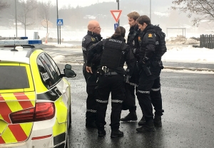 Det ble avfyrt skudd mot en person i sentrum av Åmot I Buskerud søndag. Politiet jakter en mistenkt mann, som stakk fra stedet.
