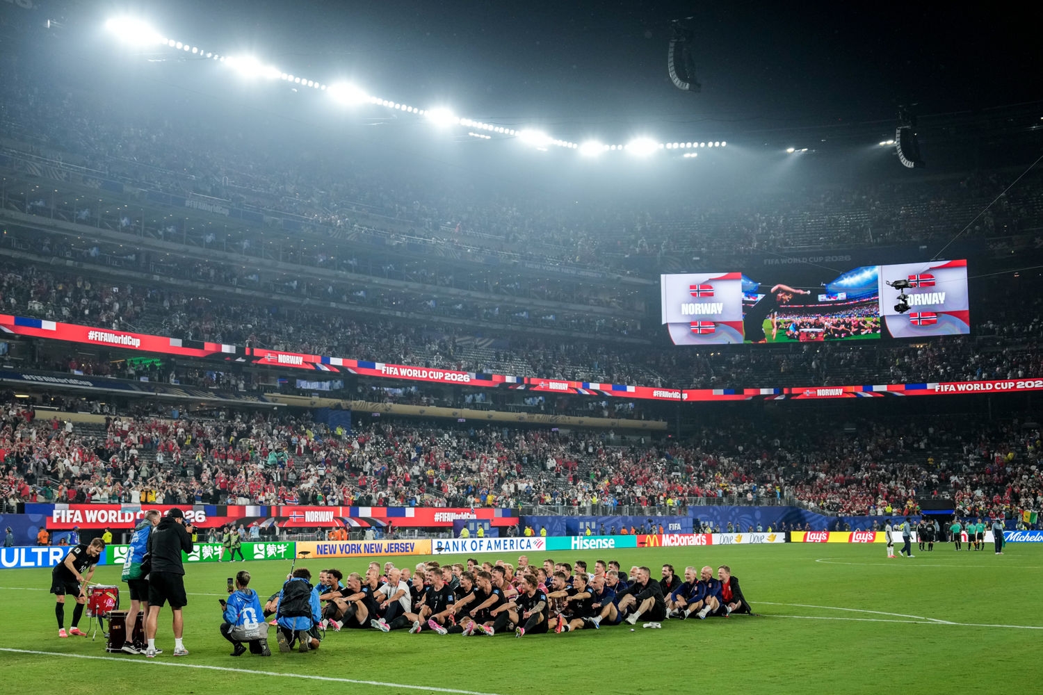 Slik feiret det norske laget 3-2-seieren over Senegal.