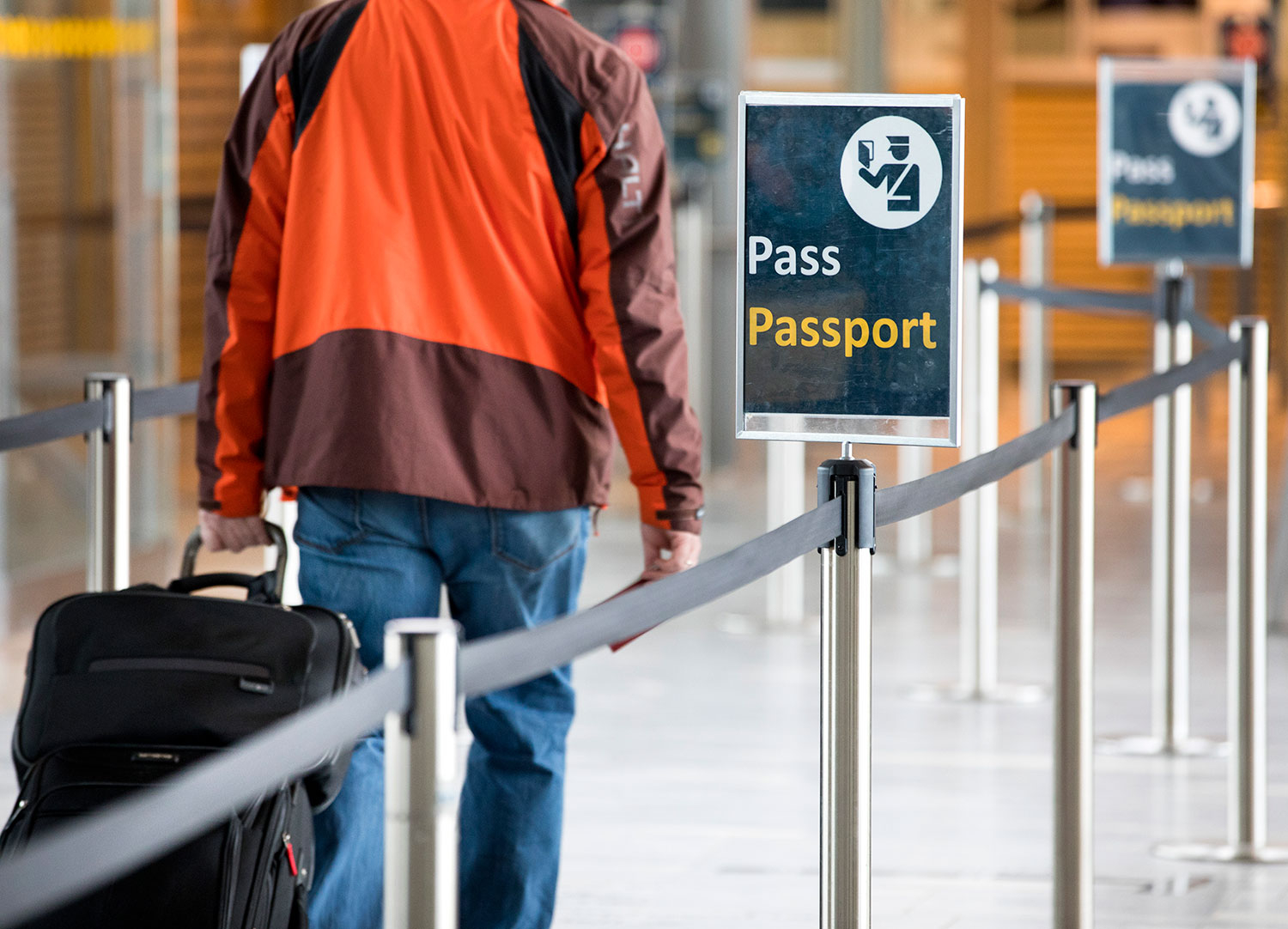 Passkontroll på Oslo lufthavn Gardermoen. Hittil i år har over 7.000 personer blitt nektet inngang til Norge.