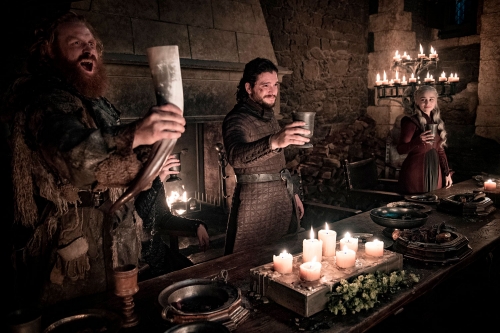 Norske Kristofer Hivju fra venstre, Kit Harington og Emilia Clarke i en scene fra «Game of Thrones.»