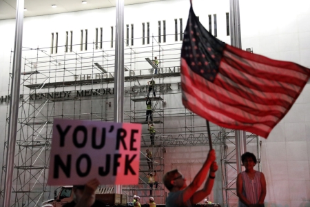Demonstranter utenfor Kennedy-senteret i forbindelse med arbeidet med å fjerne Trump-navnet.