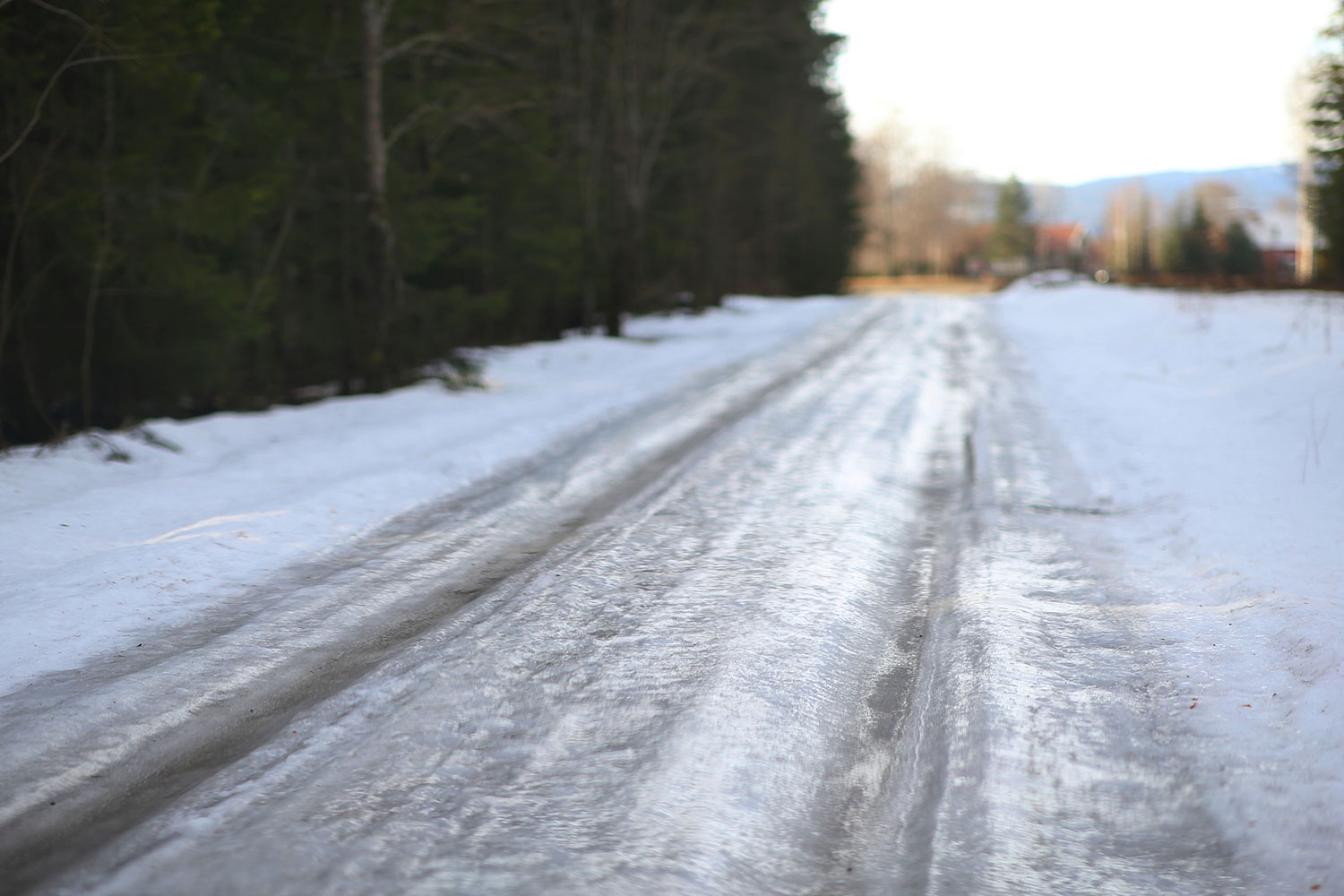 Flere steder i landet er veiene glatte. Både på grunn av is, men også på grunn av underkjølt regn.
