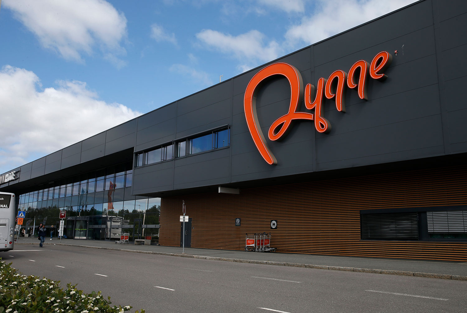 Samferdselsminister Jon-Ivar Nygård (Ap) vil vurdere om flyplassen på Rygge i Østfold skal gjenåpnes framfor at det bygges en tredje rullebane på Gardermoen.