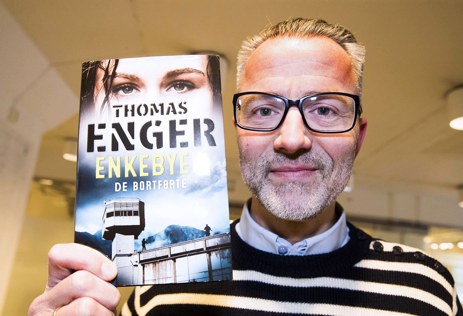 Forfatteren Thomas Enger med boka «Enkebyen – de bortførte».
