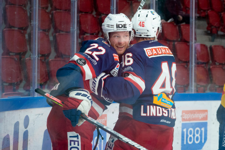 Martin Røymark (t.v.) scoret to mål for Vålerenga i 5-2-seieren over Storhamar. Her i aksjon i en tidligere kamp mot samme lag.