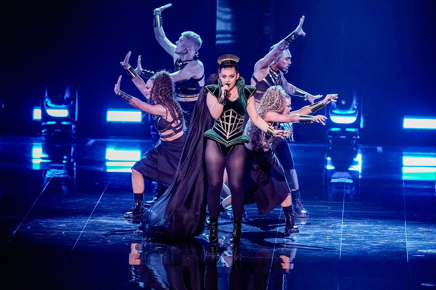 Alessandra Mele og danserne på scenen i Liverpool tirsdag.