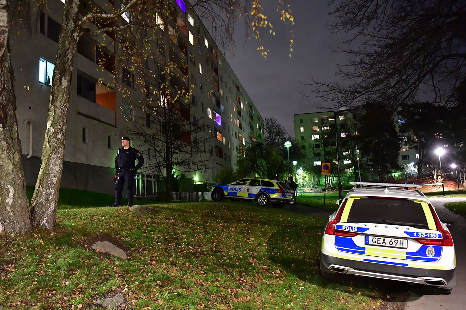 Politi ved åstedet i Hässelby i Stockholms nordvestlige forsteder.