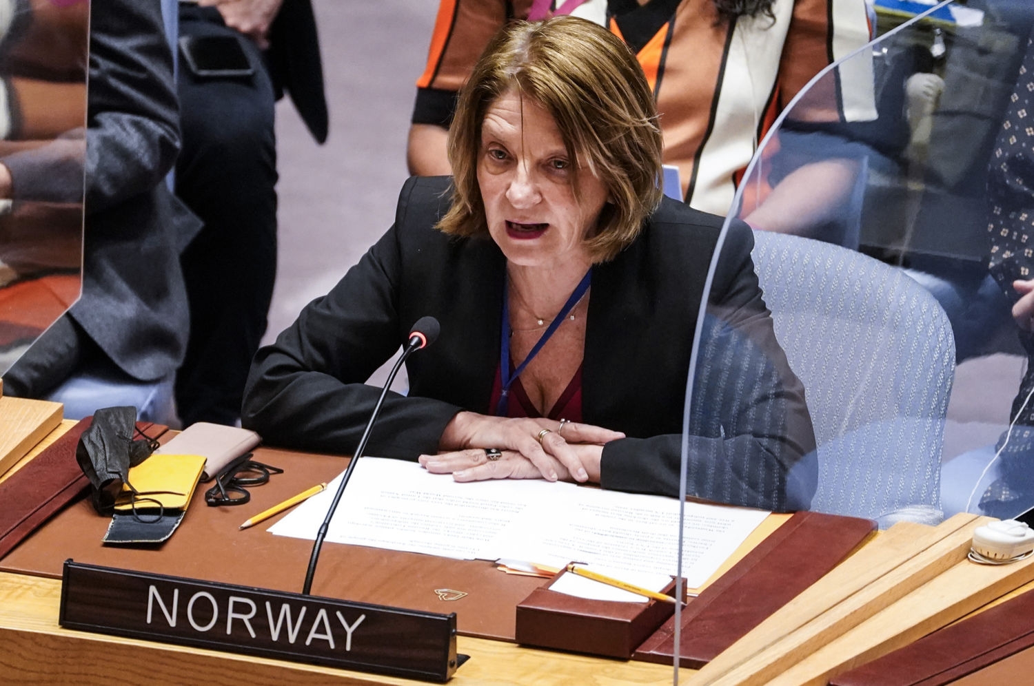 Mona Juul går av som ambassadør som følge av Epstein-saken.