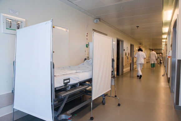 I korridoren på sykehuset Ahus er det gjort forsøk på å skjerme korridorpasienter, for å ivareta verdighet og mulighet for fortrolig samtale mellom pasient og personale.