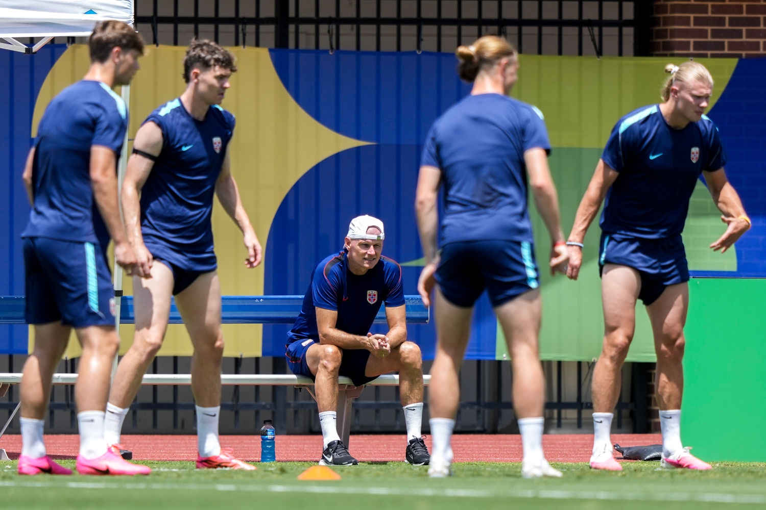 Ståle Solbakken følger treningen i Dallas mandag. Han har lagt en plan for å håndtere det unormalt tidlige tidspunktet for tirsdagens VM-16-delsfinale mot Elfenbenskysten.