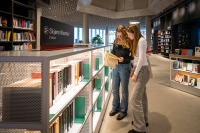 I 2023 var det 26 millioner besøk på folkebibliotekene, ifølge tall fra Nasjonalbiblioteket.