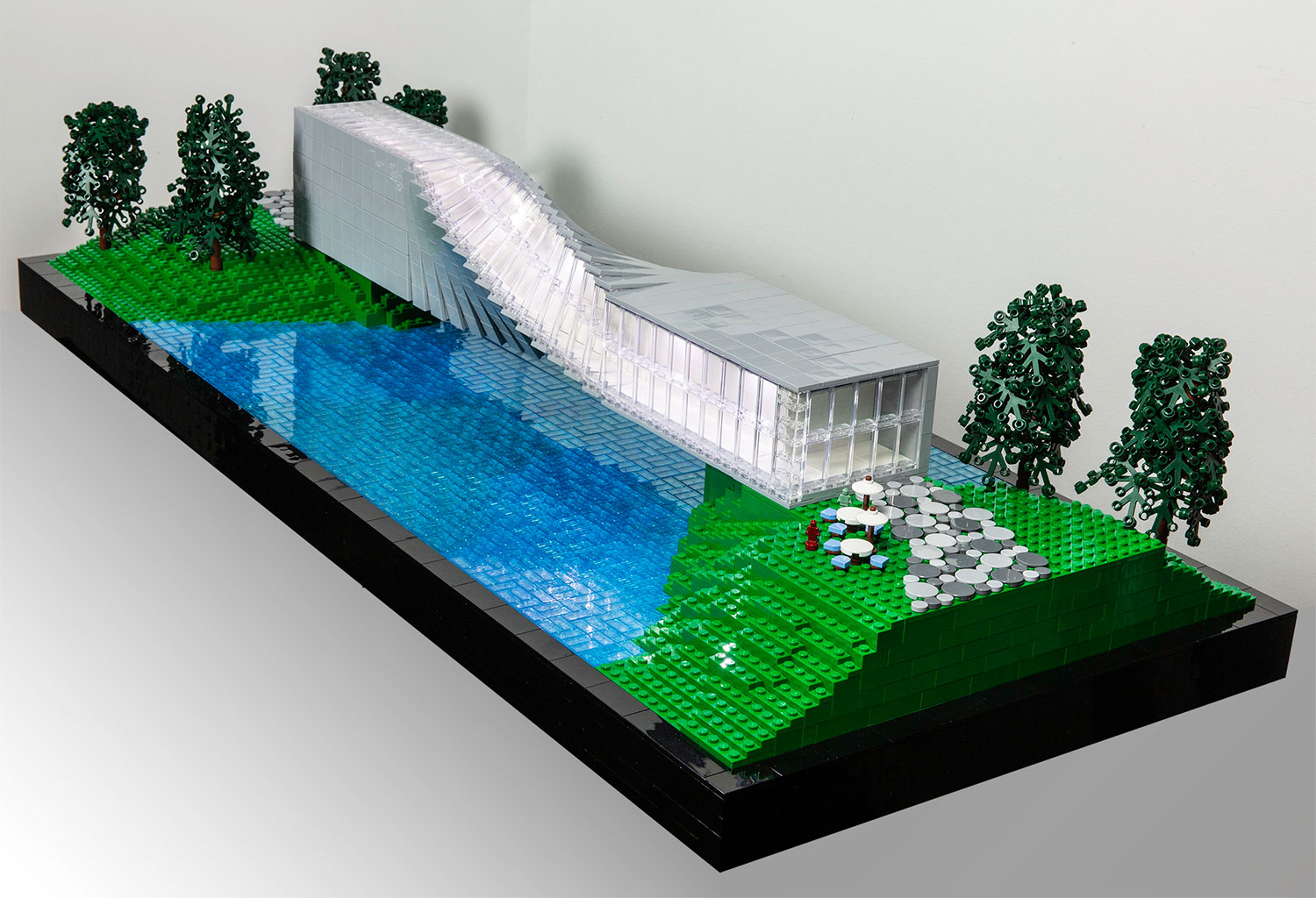 EGNE KREASJONER: Mens noen liker å følge instruksjoner, bruker andre mye tid på egne konstruksjoner eller kopier av eksisterende verk. Lars Petter Barstad har her gjenskapt Kistefos Museum, The Twist, i Lego.