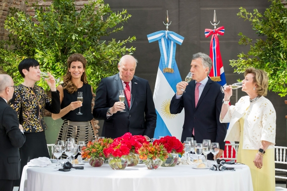 Mange gjør som kongen, dronningen og utenriksministeren i sommervarmen – de drikker lys vin. Her er kongeparet sammen med Argentinas president Mauricio Macri og hans kone Juliana Awada under et statsbesøk i Argentina i mars. Utenriksminister Ine Eriksen Søreide (H) til venstre.