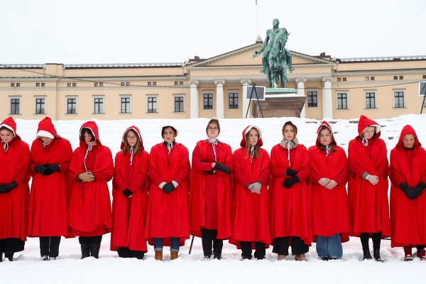 En lang rekke kvinner protesterte mot den nye regjeringens abortpolitikk ved å ikle seg kostymer fra den populære HBO-serien «A Handmaid's tale», da regjeringen kom ut på Slottsplassen presenterer sin utvidede regjering etter ekstraordinært statsråd på Slottet tirsdag.