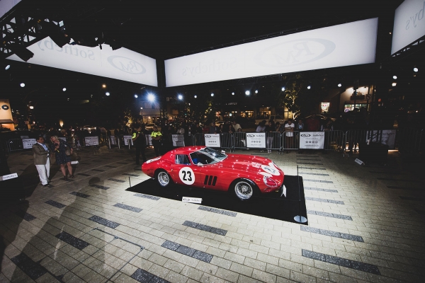 TIDENES DYRESTE: Ingen biler har blitt solgt for en høyere sum på auksjon enn denne Ferrari 250 GTO-en fra 1962.