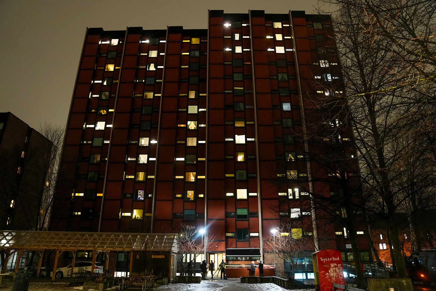Det var i denne blokken på Sandaker i Oslo at en kvinne i 40-årene drepte faren sin i februar i fjor. Nå er hun dømt til tvungent psykisk helsevern.