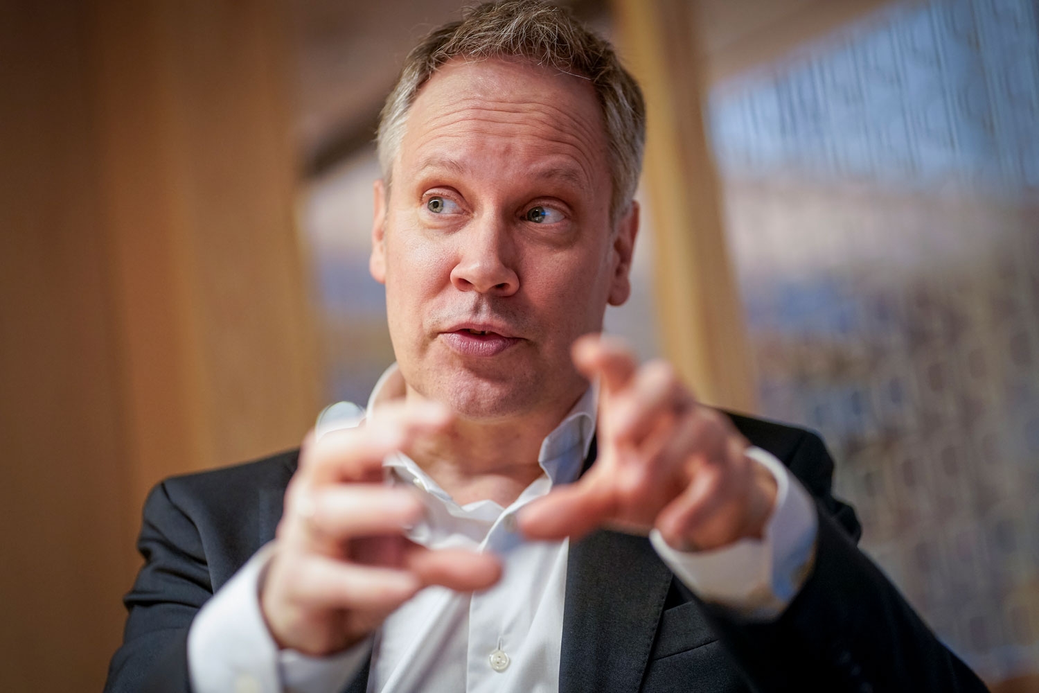 – Vi må sørge for at veier og jernbane fungerer i hverdagen. Dermed må vi bruke mer penger på drift og vedlikehold og mindre på investeringer, sier samferdselsminister Jon-Ivar Nygård (Ap).