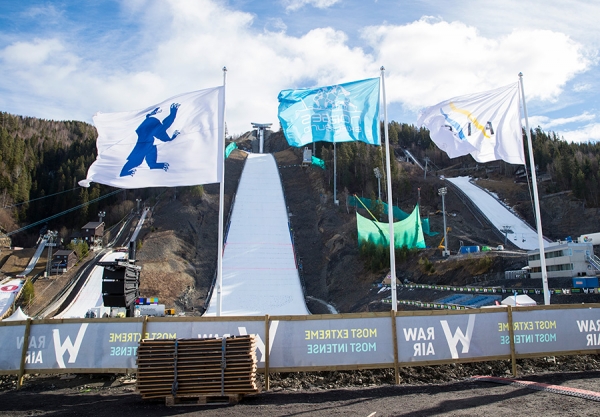 Vikersundbakken skal arrangere både VM og Raw Air om fire år.