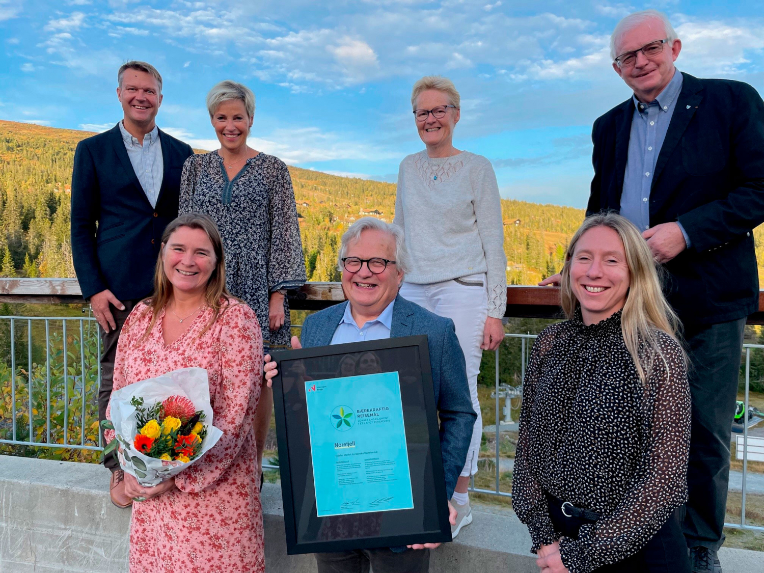 Øverst fra høyre: Styreformann Visit Norefjell, Steffen Fagerås, ordfører i Sigdal, Anne Kristine Nordman, ordfører Modum kommune, Sunni Grøndahl Aamodt, ordfører Knut Martin Glesne i Krødsherad kommune. Foran fra høyre: Prosjektleder Visit Norefjell, Ellen Anne Bye, daglig leder Visit Norefjell Ivar Blystad, direktør Innovasjon Norge Oslo Viken, Kristin Willoch Haugen,
