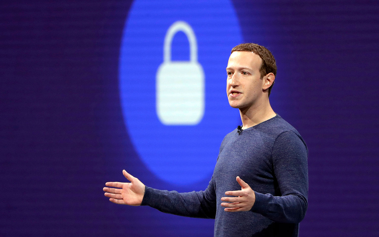 Facebooks grunnlegger og ubestridte sjef, 37 år gamle Mark Zuckerberg, er i hardt vært om dagen.