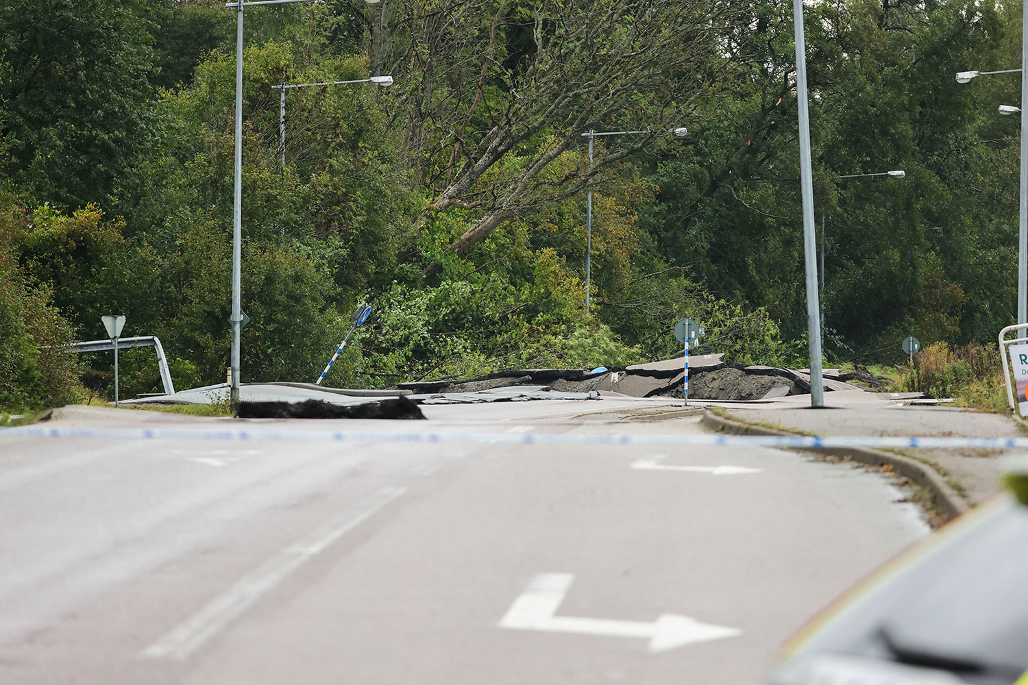 Ifølge Aftonbladet ble hullet ved 3-tiden anslått å være opp mot 250 meter i diameter. Det kan også ha gått ras andre steder på veistrekningen.