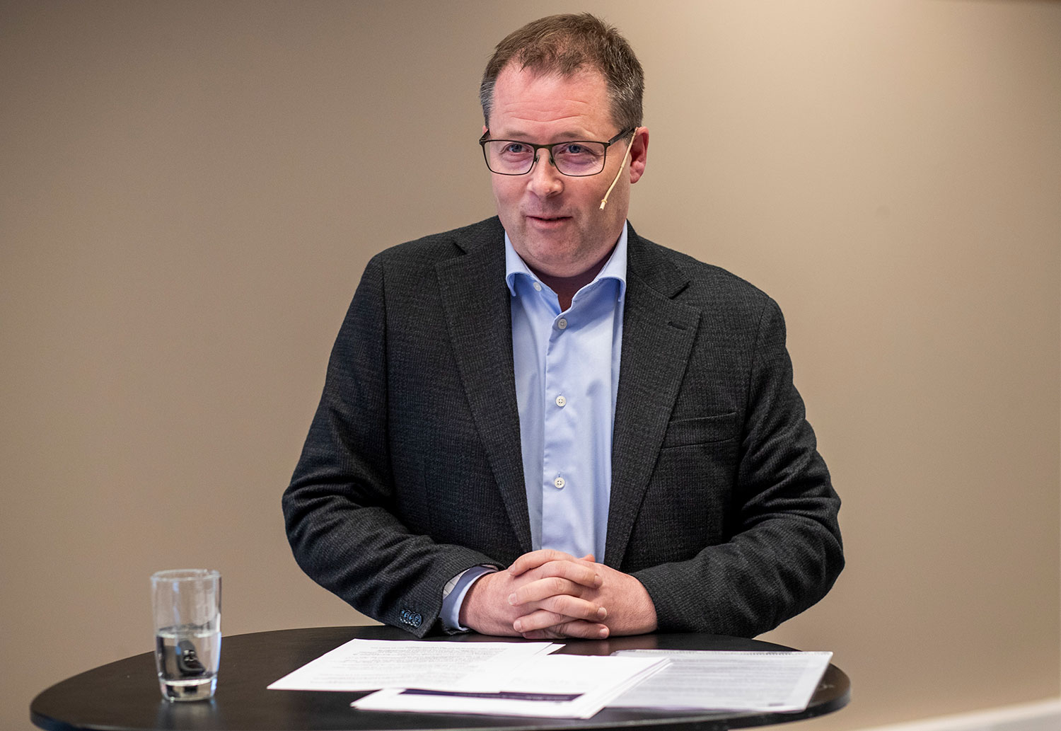 Kommunal- og distriktsminister Bjørn Arild Gram (Sp) lover ekstra bostøtte til husstander med lav inntekt og høye strømregninger.