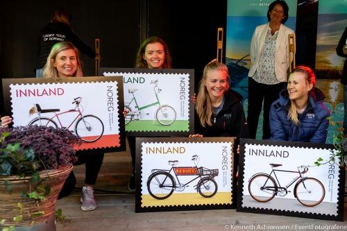 Fire norske toppsyklister viser fram de nye frimerkene, som ble lansert i forbindelse med Ladies Tour of Norway i Halden. Fra venstre Birgitte Ravndal, Susanne Andersen, Emilie Moberg og Katrine Aalerud.