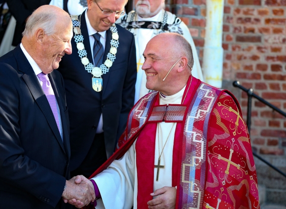 Kong Harald (t.v.) og Jan Otto Myrseth hilser på hverandre i forbindelse med at Myrseth søndag ble vigslet til biskop i Tunsberg.