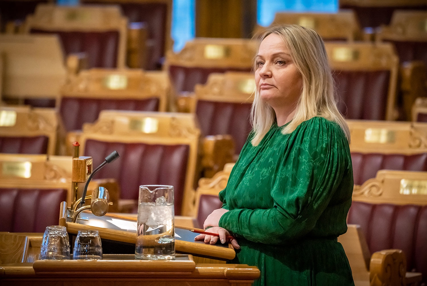 Mona Fagerås (SV) mener mange av forslagene regjeringen kommer med i Nasjonal transportplan er bra, men mener det fortsatt blir for mye penger til store veiprosjekter.