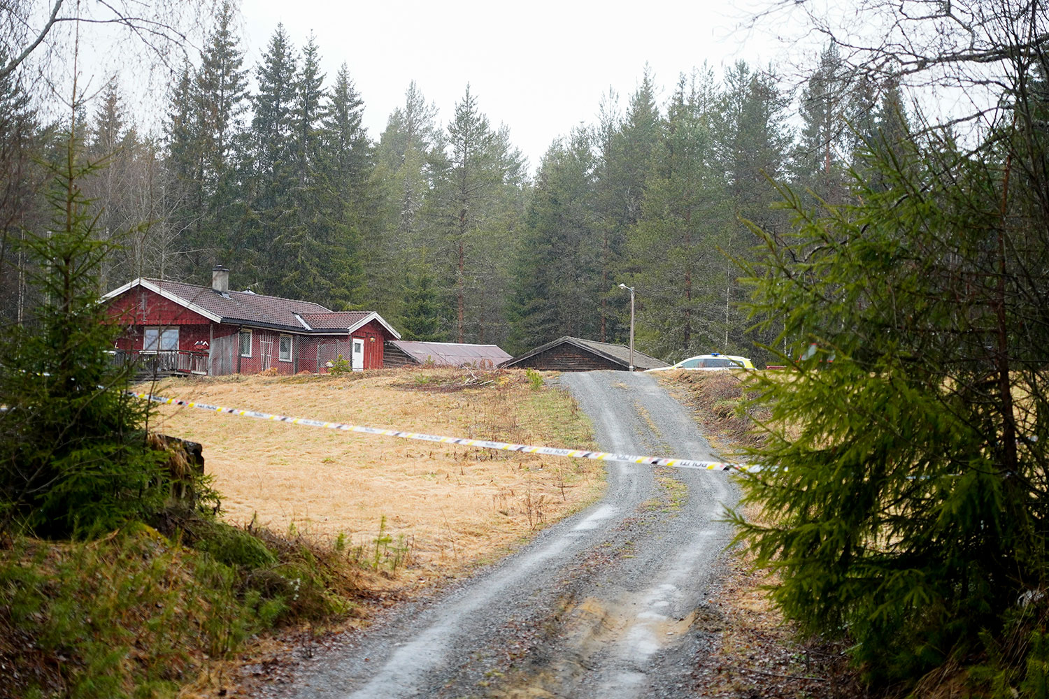 Politiet har satt opp sperringer og startet etterforskning etter at en mann i slutten av 70-årene ble funnet død i sin bolig på Veme nordvest for Hønefoss fredag 7. mai.