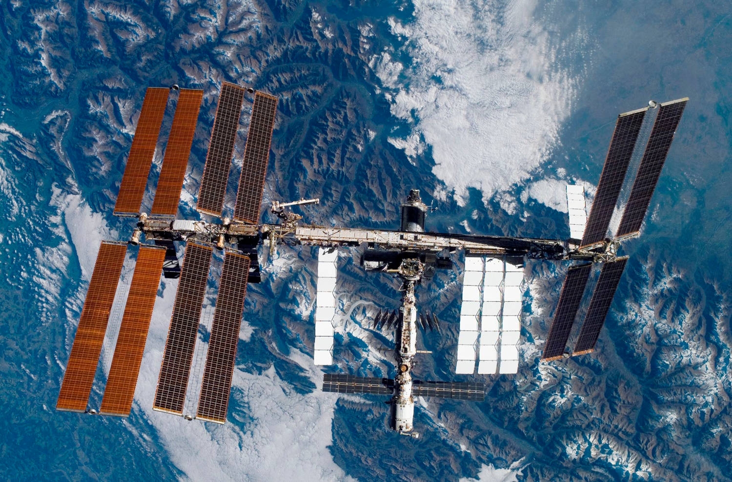 En amerikansk og to russiske astronauter landet natt til torsdag på jorden etter å ha tilbrakt seks måneder ved Den internasjonale romstasjonen (ISS).
