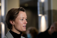 Kultur- og likestillingsminister Anette Trettebergstuen (Ap) letter på antallsbegrensningene på offentlige arrangementer.