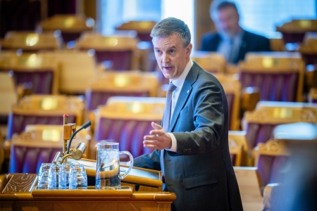 Erling Sande (Sp) ber regjeringen sette ned foten mot reparasjonsplanene.