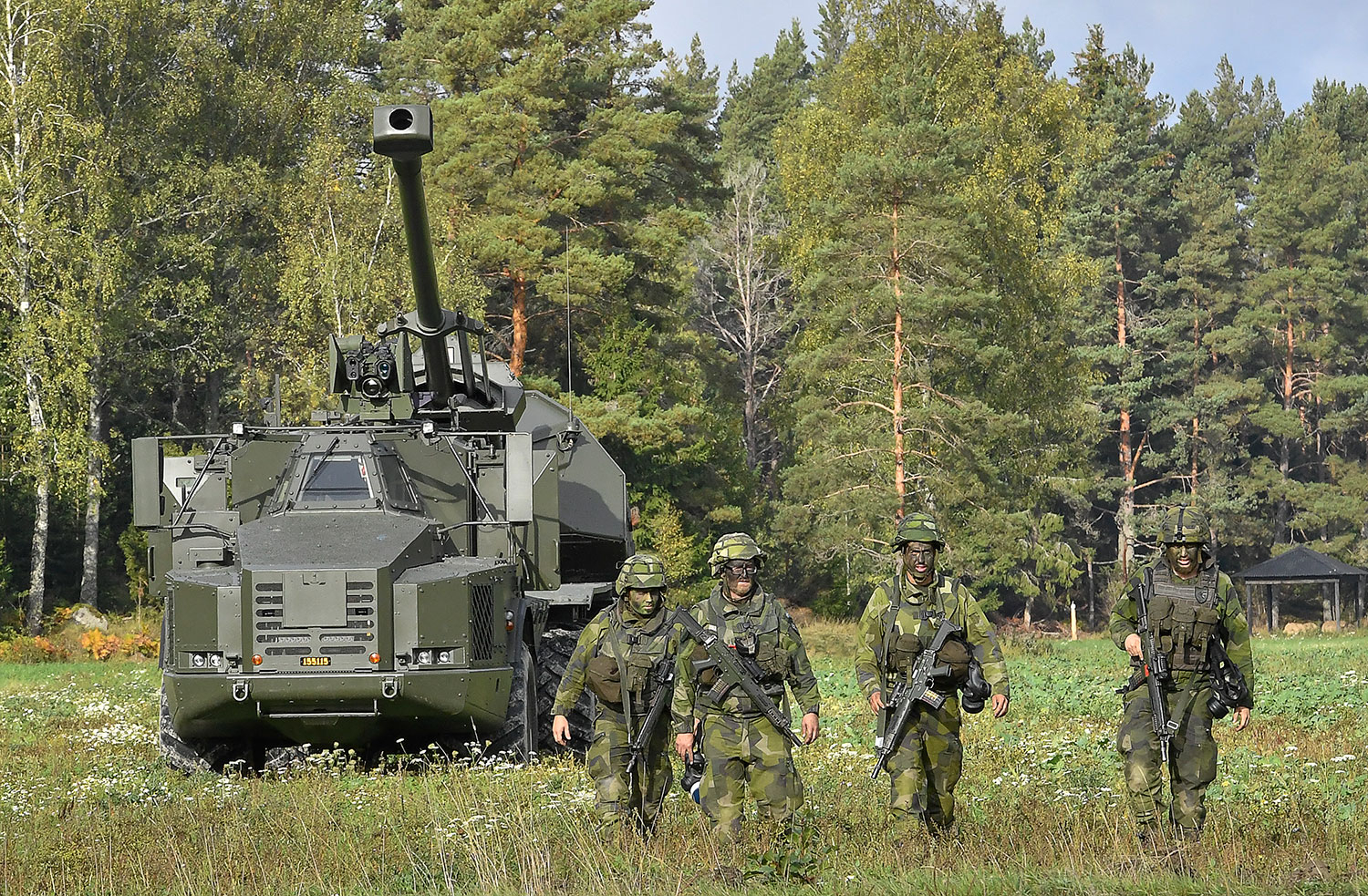 Archer er et svenskprodusert selvdrevet artillerisystem. Den svenske regjeringen gir forsvaret i oppdrag å forberede leveranser av artillerisystemet til Ukraina.