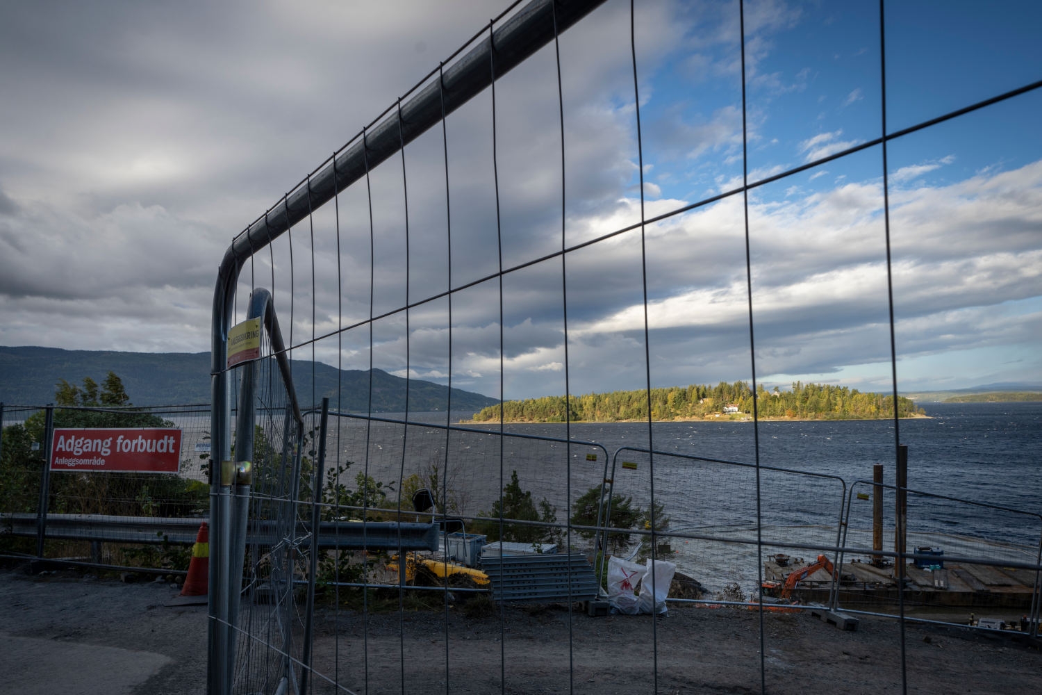 Byggingen av minnestedet på Utøyakaia begynte 3. august. Utøya sees i bakgrunnen.