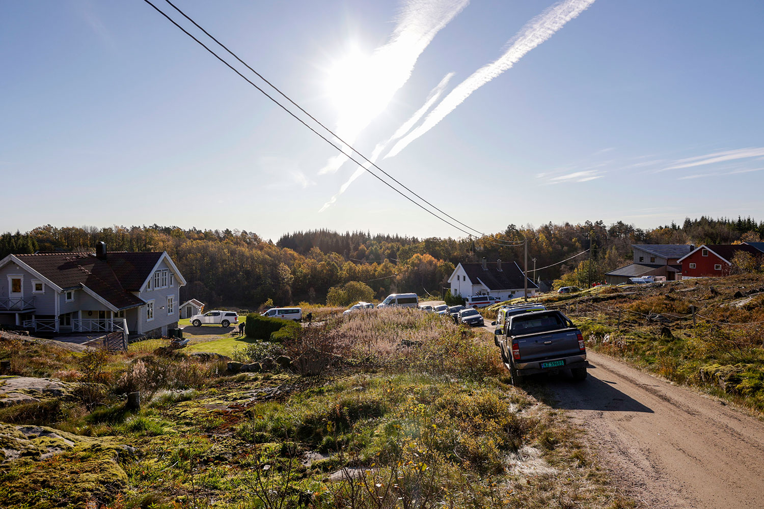 Det er ulendt terreng med både myr og vann i området der gutten er savnet.