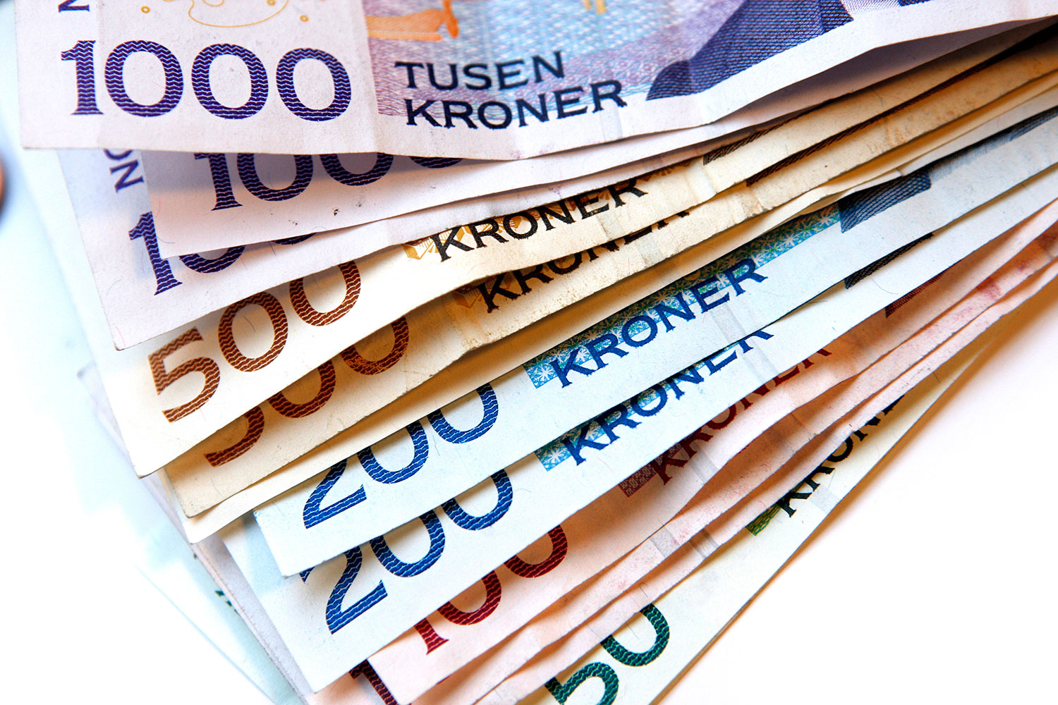 Mengden forbruksgjeld og kredittkortgjeld øker i takt med at det generelle forbruket er blitt dyrere. Forbrukerrådet mener norske myndigheter bør etablere et rentetak på 20 prosent.