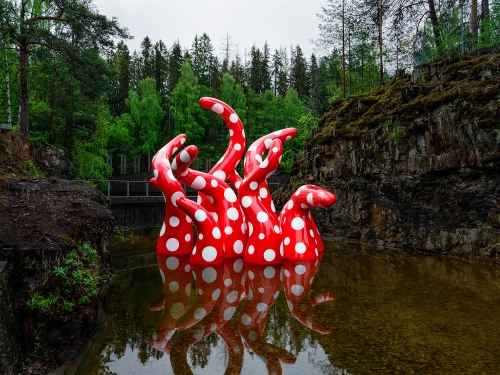 Yayoi Kusamas «Shine of Life», den største skulpturen av den populære, japanske «prikkekunstneren», ble søndag avduket på Kistefos-Museet på Jevnaker.