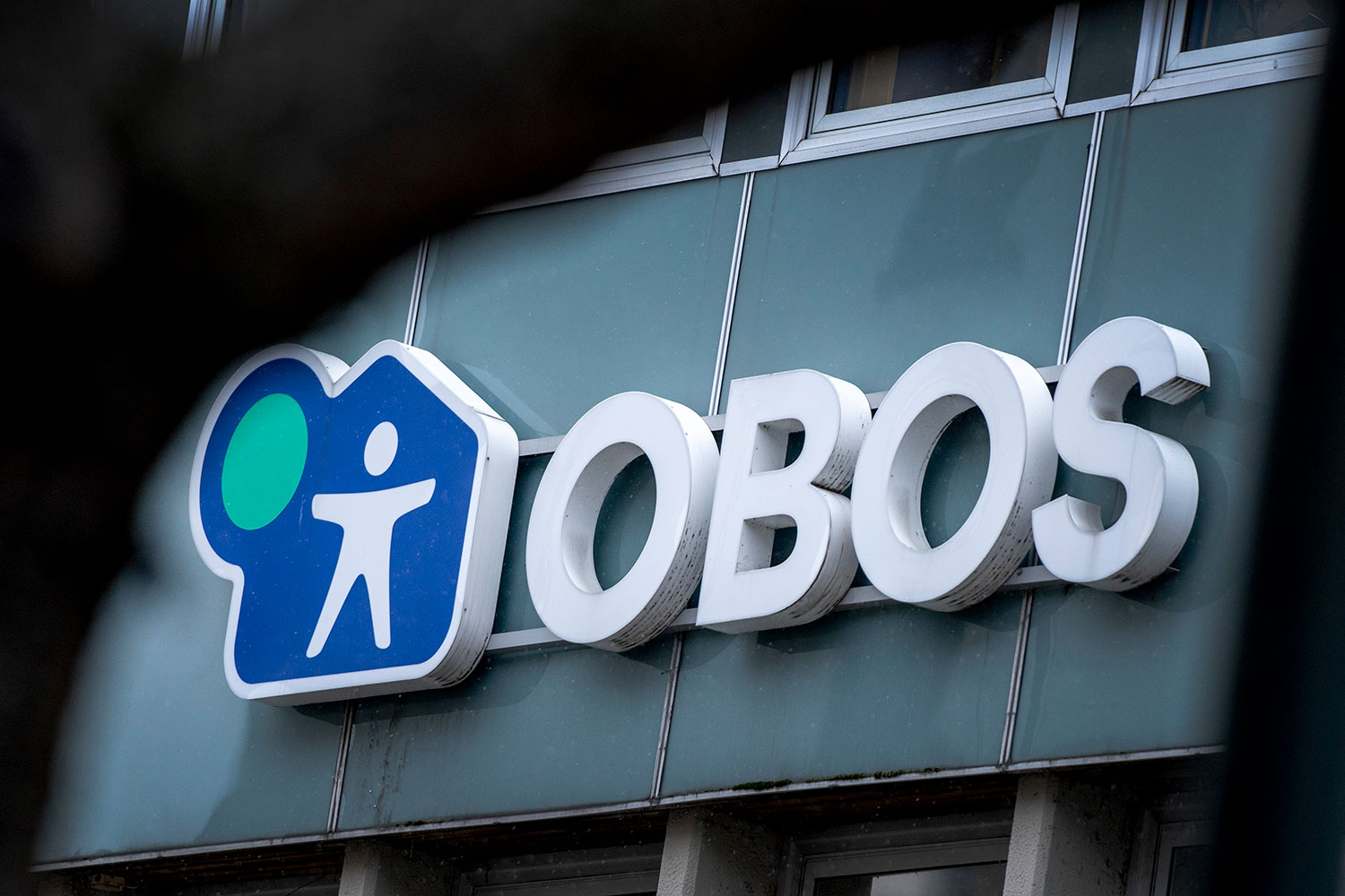 Landets største boligbyggelag Obos har rundt 2.000 usolgte boliger under bygging. Nå utsetter Obos flere planlagte byggeprosjekter.