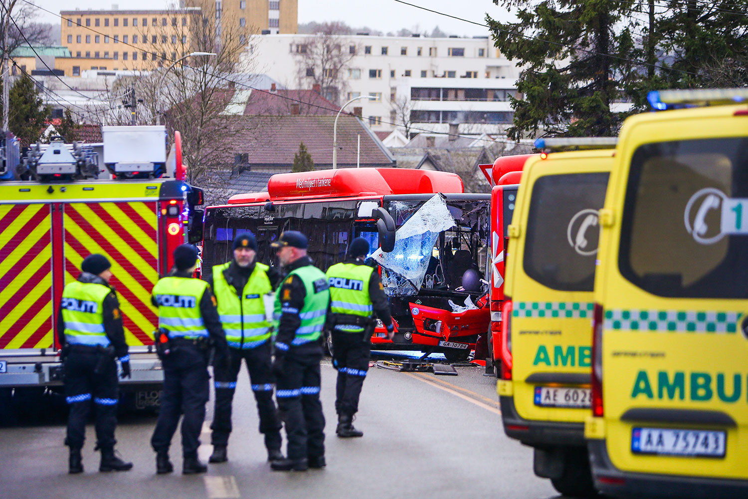 To busser har frontkollidert på Fredrikstadbrua. En person er bekreftet omkommet i ulykken, opplyser politiet.