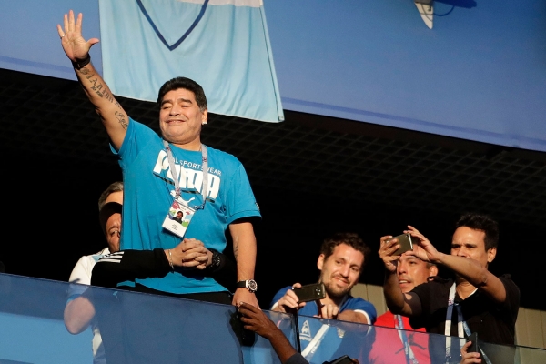 Diego Maradona vinker fra VIP-tribunen før Argentinas skjebnekamp mot Nigeria i fotball-VM. Etter dramaet måtte han ha legebehandling.
