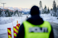 Politiet og Heimevernet har en kontrollpost ved svenskegrensa i Meråker i Trøndelag. En rekke andre grenseoverganger er stengt for trafikk, men ikke fysisk sperret.