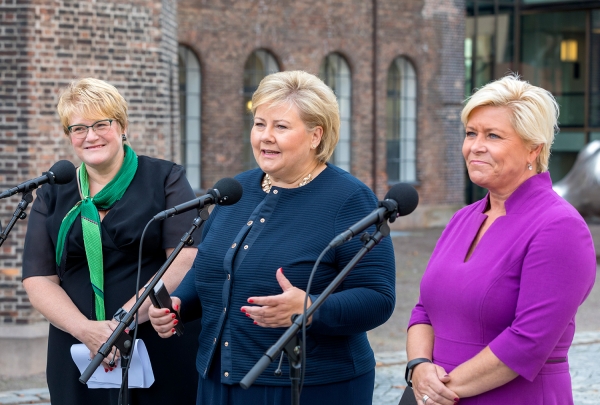 I Norge, som er verdens nest mest likestilte land, ledes regjeringen av tre kvinnelige partiledere: kulturminister Trine Skei Grande (V, til venstre), statsminister Erna Solberg (H) og finansminister Siv Jensen (Frp).
