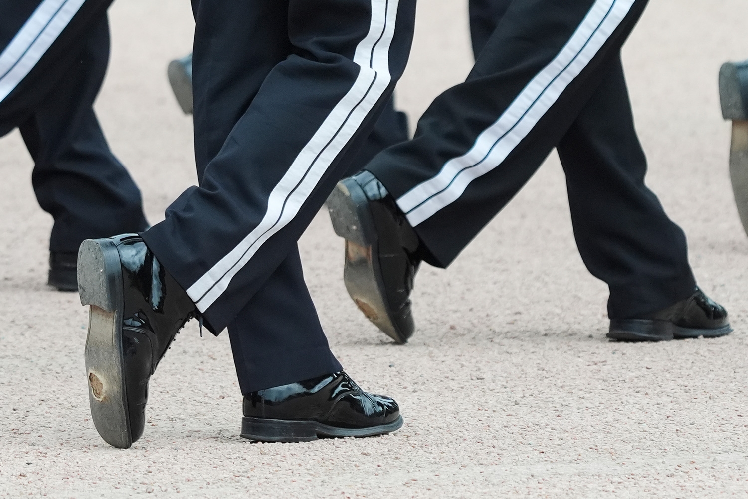Gardistene fremførte sin tradisjonelle drilloppvisning onsdag. Mens uniformene var plettfrie, var sålene hullete og slitte.