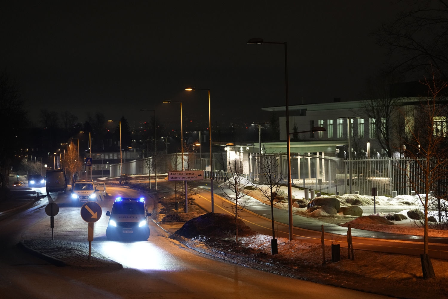 Store politiressurser er på plass ved den amerikanske ambassaden natt til søndag etter at det er meldt om et kraftig smell på stedet.